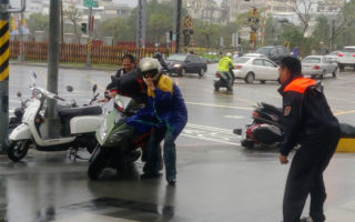颱風來襲寸步難行 警逆風救人車