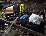 29日新澤西捷運公司（New Jersey Transit, NJT）通勤火車高速撞進霍博肯（Hoboken）火車站月台，現場目擊者說，像炸彈在眼前爆炸。(Pancho Bernasconi/Getty Images)
