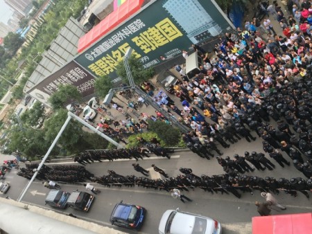 8月30日,山西太原市万柏林区窊流村数千村民与数百名警察对峙,阻止建拆迁标语门,抗议当地政府城中村改造赔偿不公。(网络图片)