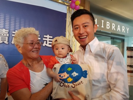 林智坚鼓励父母多念书给孩子听、凝聚亲子情感。(林宝云/大纪元)