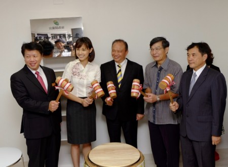 挂牌后并依日本庆祝仪式,由宜兰县长林聪贤等人(中)共同举行“镜开”仪式。(宜兰县政府提供)