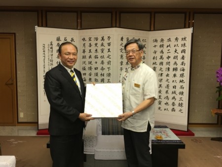 林聪贤县长(左)拜会冲绳县知事翁长雄志。(宜兰县政府提供)