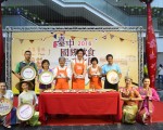 美食達人陳鴻、副市長林依瑩與文化局長王志誠共同製作「文化融合潤餅」，並宣佈國際飲食文化節正式登場。（鄧玫玲/大紀元）