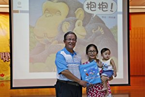 苗栗市长邱炳坤赠礼袋给家长。(许享富 /大纪元)