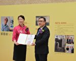 宜兰县长夫人林素云(左)赠感谢状给台湾创价学会， 由副理事长洪玉柱(右)代表接受。（宜兰文化局提供）