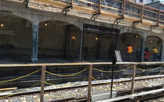N車灣公園大道站曼哈頓方向的站台正在維修。 (于佩/大紀元)