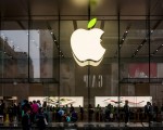 蘋果公司在星期二（10月25日）對外公布報告，受到普遍預期的iPhone銷售下滑拖累，其上季獲利暴跌19%至90億美元。(VCG/VCG via Getty Images)