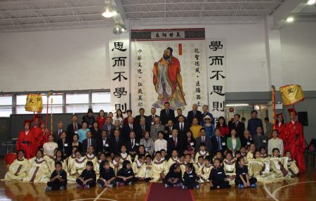 祭孔典禮昨日在中華公所5樓華僑學校的孔聖體育館舉行,數百名師生及來自皇后區和華埠的各大僑團僑領參與。