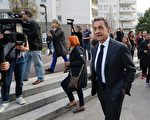 ：萨科齐曾于2007至2012年当任法国总统，目前，他已宣布将角逐2017年法国总统竞选。图为9月19日，萨科齐在巴黎郊区集会演讲。（PHILIPPE WOJAZER/AFP/Getty Images）