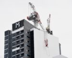 上周日（25日）北悉尼（North Sydney）大楼工地发生的起重机臂架倒塌事故。3名工人被吊挂60末高空。 (AAP Image/Paul Miller)
