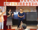 剛剛贏得第65選區州眾議員民主黨初選的牛毓琳(右一),勝選後第一站就前往有數千名會員的華策會人瑞中心謝票。 (蔡溶/大紀元)