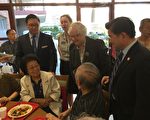 法拉盛民代史塔文斯基、金兌錫、李羅莎、顧雅明到自助本傑明王子街老人中心鼓勵選民在初選日投票。 (林丹/大紀元)