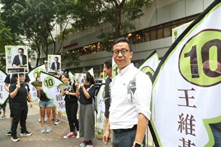 王維基認為高投票率對自己的選情有幫助,他呼籲港人一定出來投票,踢走梁振英。(余鋼/大紀元)