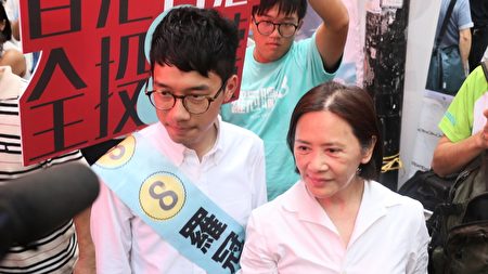 羅冠聰昨日獲藝人葉德嫺現身助選,她希望香港人不要放棄為自己家園做事的一個機會。(孫青天/大紀元)