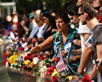 民眾在911當天，為在這起恐怖襲擊中不幸遇難者獻花。 (Spencer Platt/Getty Images)