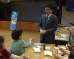 第16选区州参议员候选人郑胜振拜访台湾会馆，鼓励耆老在9月13日州议会党内初选中投票。 (林丹/大纪元)
