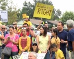 图:8月27日,洛杉矶部分学生和家长在钻石巴枫叶山公园内,呼吁继续保留学生不被居住地制约,而可以自由选择学校的权利。(薛文/大纪元)