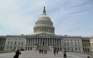 美国会通过临时拨款法案 避免政府关门