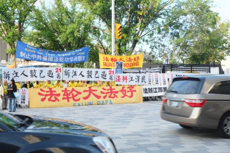 9月22日,法輪功學員在李克強下榻的渥太華The Westin 酒店大門口舉行集會。(周月諦/大紀元)