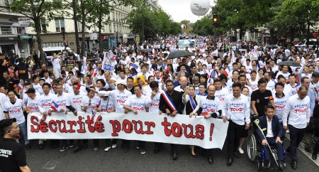 几万华人再走上巴黎街头 高声疾呼要安全