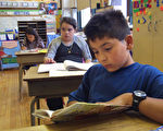 芝加哥一所小学的暑期班内，学生们在阅读书籍。（Tim Boyle/Getty Images）