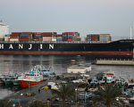 2016年8月30日，韩国最大的航运公司韩进船运宣布破产。图为2013年3月9日，一艘韩进船只通过哦苏伊士运河。(KHALED DESOUKI/AFP/Getty Images)