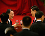 中共官媒說，在反腐運動當中，北京將加強努力收復被貪官竊取並帶到海外的資金。圖為中紀委書記王岐山和中共總書記習近平。 (Feng Li/Getty Images)