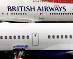 英國航空公司5日因電腦當機，導致美國多個機場航班延誤，乘客大排長龍，擠爆英航辦理登機手續的櫃檯。 (ADRIAN DENNIS/AFP/Getty Images)