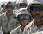 圖為2003年10月美軍101空降師在伊拉克奎亞拉空軍基地服役。 (AHMAD AL-RUBAYE/AFP/Getty Images)