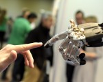 2014年11月19日馬德里機器人國際展覽會上的一件展品。(GERARD JULIEN/AFP/Getty Images)