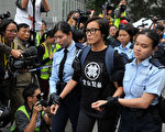 2014年12月11日，香港政府清場佔中運動，何韻詩被警察押走。(Lucas Schifres/Getty Images)