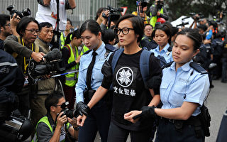 2014年12月11日，香港政府清场占中运动，何韵诗被警察押走。(Lucas Schifres/Getty Images)