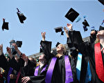 德國波恩一所大學的學生，慶祝自己碩士畢業。(Andreas Rentz/Getty Images)