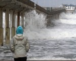 新研究顯示，大潮汐容易助推小震變成大震。圖為今年1月7日聖地亞哥Ocean Beach碼頭潮水高漲。（BILL WECHTER/AFP/Getty Images)