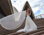 6月7日一對來自香港的新人在悉尼歌劇院前拍婚紗照。(WILLIAM WEST/AFP/Getty Images)