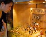 在今年头七个月，香港零售业同比下降了10%，珠宝和手表的销售额下降了22%。(PHILIPPE LOPEZ/AFP/Getty Images)