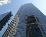 旧金山近年来最知名的新建豪华大楼－－“千禧塔”（Millennium Tower）自2009年完工入住以来，已经下陷了16英寸，同时倾斜了6英寸，并被戏称为“旧金山斜塔”。(Justin Sullivan/Getty Images)