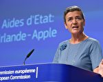 8月30日欧盟委员会公平竞争委员维斯塔格宣布，苹果公司须向爱尔兰补缴130亿欧元的税款。消息发布后，引发爱尔兰朝野的巨大反响。    (JOHN THYS/AFP/Getty Images)