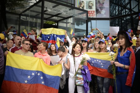 Venezuelan citizens protest in the vicinity of the Venezuelan embassy in Guatemala asking for a recall referendum against President Nicolas Maduro, in Guatemala City on September 1,2016. / AFP / JOHAN ORDONEZ (Photo credit should read JOHAN ORDONEZ/AFP/Getty Images)