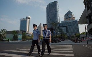 9月2日，中國杭州G20峰會期間，兩名警察在空蕩的街道上巡邏。（NICOLAS ASFOURI/AFP/Getty Images)