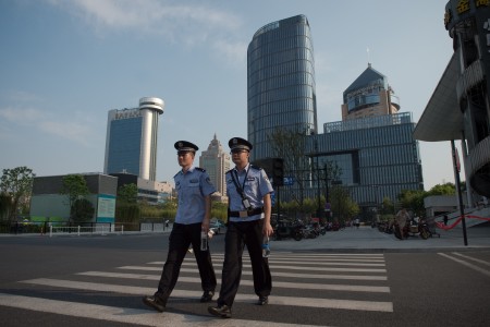 杭州市900萬人口中有超過200萬被外出旅遊。空蕩蕩的街道到處都是穿制服警察的身影。(AFP)