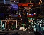 菲律賓總統杜特蒂於2016年9月3日譴責阿布沙耶夫反政府武裝組織，在南部棉蘭老島的達沃市犯下炸彈攻擊案，是目無法紀的暴行。本圖為遭攻擊的鬧區夜市現場。（STR/AFP/Getty Images）