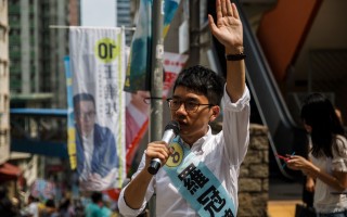 占中青年闖入立法會 中共在香港受重挫