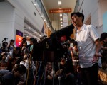 香港活躍社會運動人士朱凱廸在演講。       (ANTHONY WALLACE/AFP/Getty Images)