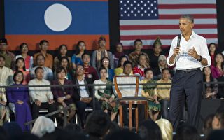 歐巴馬在老撾北部鑾巴拉邦告訴東南亞年輕領袖倡議（Young Southeast Asian Leaders' Initiative）成員，美國的「堅強實力」是來自多元性。(SAUL LOEB/AFP/Getty Images)