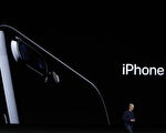 理论上你可以把新iPhone7手机放到鱼缸里，但并不表示你应该这样做。(Stephen Lam/Getty Images)