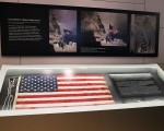 失踪15年的911国旗回到纽约，在全国911纪念博物馆展出。(Spencer Platt/Getty Images)