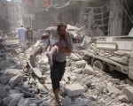 美俄于2016年9月10日宣布促成叙利亚停火协议，但叙利亚北部的两大城在同日仍遭密集的炮弹攻击，已造成至少百人死亡。本图为伊德利布市的热闹地区遭到攻击后，救援人员从残骸中抬出伤者。（OMAR HAJ KADOUR/AFP/Getty Images）