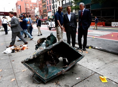 紐約市長白思豪（右）和州長庫莫週日在爆炸現場。(Justin Lane-Pool/Getty Images)