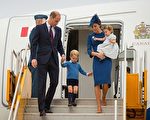 威廉與凱特夫婦帶著3歲的喬治王子與1歲的夏綠蒂公主，抵達加拿大訪問。(Dominic Lipinski-Pool/Getty Images)